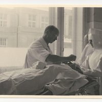 Historisches Foto einer Augen-OP aus dem Archiv der Barmherzigen Schwestern