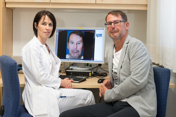 Chirurgin Dr. Andrea Oßberger mit Patient Josef Rammer 