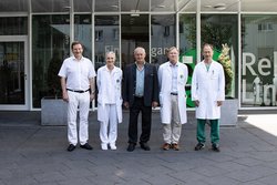 Prim. Univ.-Prof. Dr. Andreas Petzer, OÄ Priv.-Doz.in Dr.in Veronika Buxhofer-Ausch, Transplantpatient Franz Altreiter, Ärztlicher Direktor OA Dr. Michael Girschikofsky, OA Priv.-Doz. Dr. Johannes Clausen