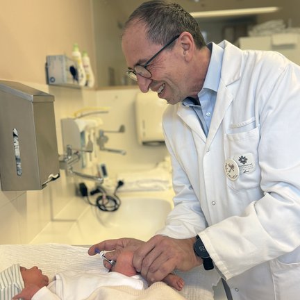 Prim. Dr. Gerhard Nell bei der Impfung eines Säuglings