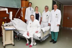 Patient Christoph Schmid mit (v.l.n.r.) Prim. Priv.-Doz. Dr. Daniel Cejka, Leiter der Ab-teilung für Nephrologie und Transplantationsmedizin, Tamara Hammer, BScN, Leiterin Transplantkoordinationsteam, Chirurg OA Dr. Axel Krause und Prim. Univ.-Prof. Dr. Reinhold Függer, Leiter der Abteilung Allgemein-, Viszeral-, Gefäß-, Thorax- und Transplantchirurgie.