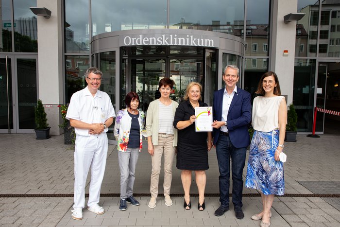 Für die vielfältige Unterstützung von Selbsthilfegruppen wurde das Ordensklinikum Linz erneut als Selbsthilfefreundliches Krankenhaus ausgezeichnet. 