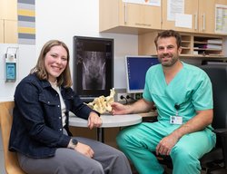 Patientin Lisa Eisner (l.) mit dem behandelnden Mediziner OA Dr. Lukas Pichler