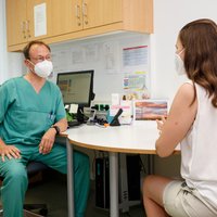 OA Priv.-Doz. Dr. Johannes Clausen in der KMT-Ambulanz im Gespräch mit einer Patientin