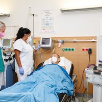 Onkologische Ambulanz, ECP Behandlung OÄ Priv.-Doz. Dr. Veronika Buxhofer-Ausch und Gesundheits- und Krankenpflegerin Antonia Linninger, BA mit einem Patienten während der extrakorporalen Photopherese