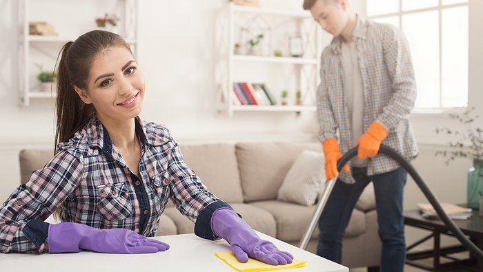 zufriedene Frau nach dem Putzen