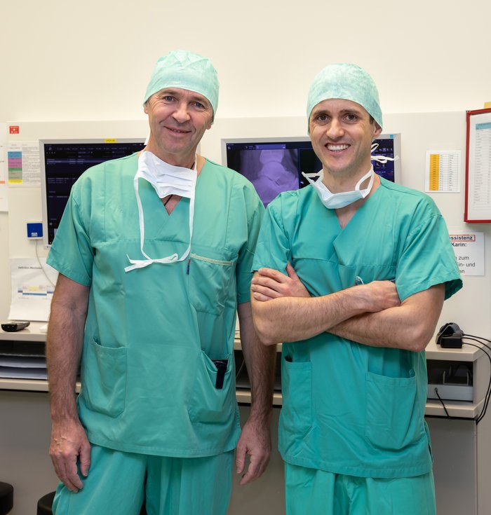 Die Orthopäden OA Dr. Dietmar Mattausch und OA Dr. Thomas Stumpner (jeweils von links) im OP