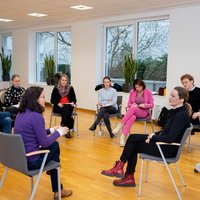 Univ.-Doz. Dr. Ansgar Weltermann (re. außen) bei einem Training mit Kolleg*innen aus dem Ordensklinikum Linz und den Barmherzigen Schwestern Ried (Fotocredit: Ordensklinikum Linz). Ärztetraining mit Schauspielerin