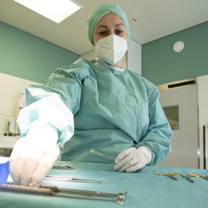 OP-Instrumentarin Ivana Haludek greift nach Instrument
