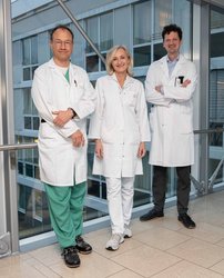 v.l.: OA Priv.-Doz. Dr. Johannes Clausen, OÄ Priv.-Doz. Dr.in Veronika Buxhofer-Ausch (beide zuständig für die Stammzelltransplantation am Ordensklinikum Linz Elisabethinen), Prim. Priv.-Doz. Dr. Holger Rumpold (Vorstand der Abteilung für Hämatologie und medizinischer Onkologie am Ordensklinikum Linz Elisabethinen/Barmherzige Schwestern). 