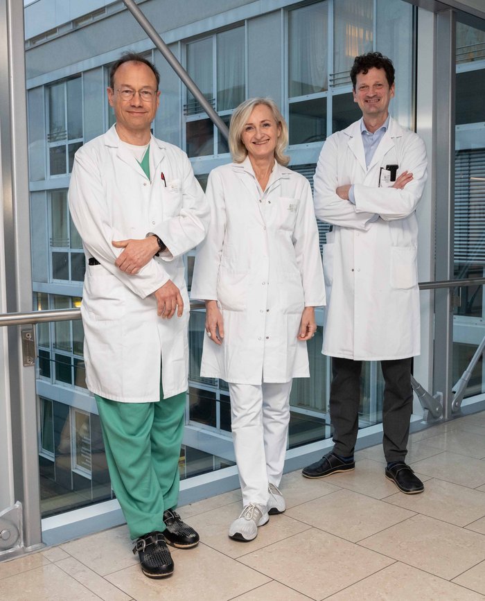 v.l.: OA Priv.-Doz. Dr. Johannes Clausen, OÄ Priv.-Doz. Dr.in Veronika Buxhofer-Ausch (beide zuständig für die Stammzelltransplantation am Ordensklinikum Linz Elisabethinen), Prim. Priv.-Doz. Dr. Holger Rumpold (Vorstand der Abteilung für Hämatologie und medizinischer Onkologie am Ordensklinikum Linz Elisabethinen/Barmherzige Schwestern). 