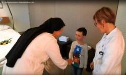 Sr. Rita und Dr. Sabina Schmid mit einem Jungen