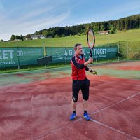 Patient beim Tennis spielen