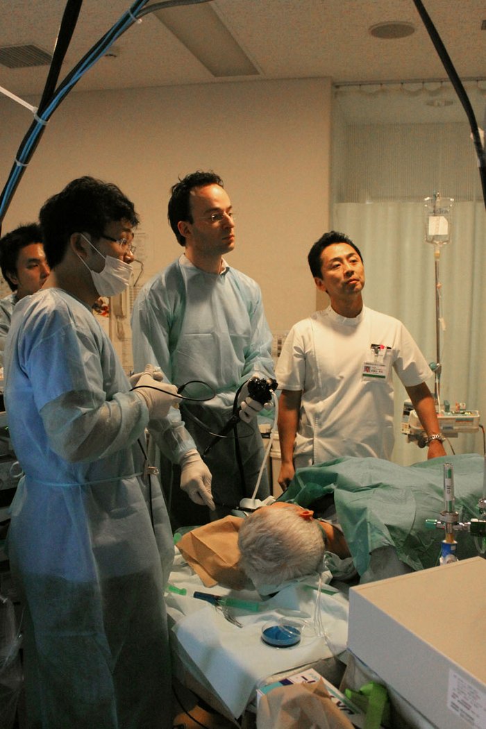 OA Dr. Alex Ziachehabi (Bildmitte) mit Prof. Gotoda  (rechts) am National Cancer Center in Tokyo.