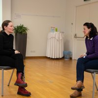 Schauspielerin Irene Halenka (l.) im Gesprächstraining mit OÄ Dr.in Elisabeth Hirtl-Görgl (Fotocredit: Ordensklinikum Linz) Ärztetraining mit Schauspielerin
