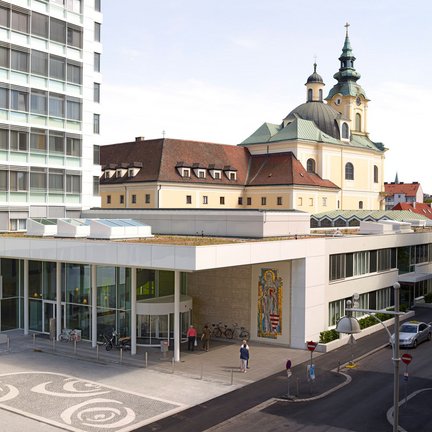 Ordensklinikum Linz Elisabethinen - Außenansicht Eingangsbereich inkl. Klosterkirche