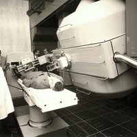 Historisches Foto von der Eröffnung der Strahlentherapie