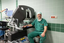 Prim. Priv.-Doz. Dr. Thomas Höfner vor dem Operationsroboter DaVinci