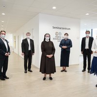 MMag. Walter Kneidinger, Bischof Dr. Manfred Scheuer, Sr. M. Barbara Lehner, GR Claudia Hahn, Dr. Michael Heinisch, LH-Stv. Mag. Christine Haberlander