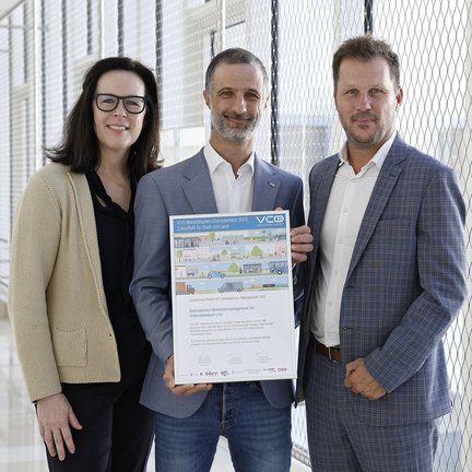 Pflegedirektorin Georgine Gattermayr, MBA, Leiter des innerbetrieblichen Netzwerks Mobilität, Ing. Andreas Füreder, MA und Betriebsdirektor Claus Hager, MBA MSc