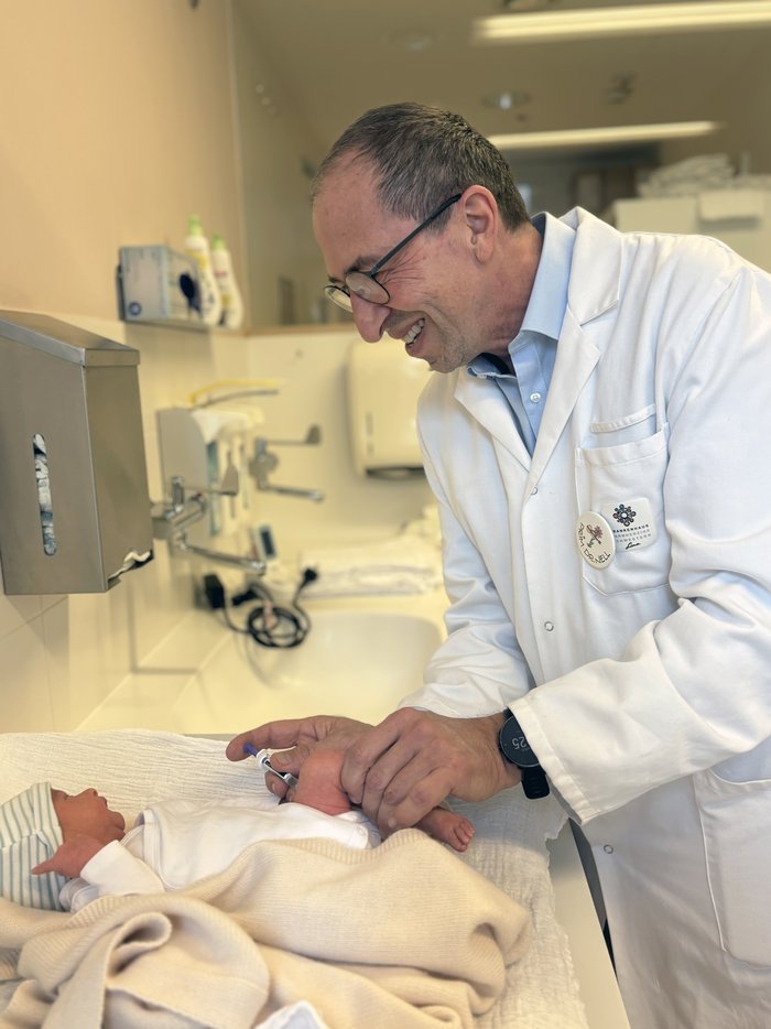 Prim. Dr. Gerhard Nell bei der Verabreichung der RSV-Impfung