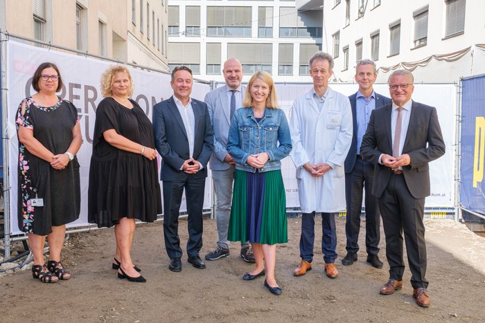 Claudia Reiter (Stv. Pflegedirektorin am Ordensklinikum Linz Barmherzige Schwestern), Mag.a. Dr.in Elisabeth Bräutigam (Ärztliche Direktorin), MMag. Walter Kneidinger (Geschäftsführung), Landtagsabgeordneter Peter Binder, Landeshauptmann-Stellvertreterin Mag.a Christine Haberlander, Prim. Univ-Prof. Dr. Hans Geinitz (Abteilungsvorstand Radioonkologie), Dr. Stefan Meusburger (Geschäftsführung), Bürgermeister Mag. Klaus Luger