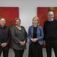 Gruppenfoto bei Pressekonferenz mit Frau Haberlander