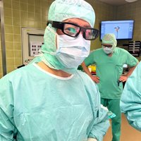 Dr. Kobe Yasuhiro Nakane mit AR-Brille