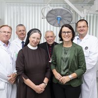 Gruppenfoto bei Segnung der urologischen Ambulanz