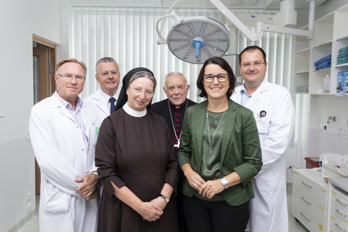 Foto (© Ordensklinikum v.l.n.r.): Dr. Michael Girschikofsky (Ärztlicher Direktor), Prim. Dr. Wolfgang Loidl (Vorstand Urologie), Sr. Barbara Lehner (Generaloberin Elisabethinen), Altbi-schof Dr. h.c. Maximilian Aichern OSB, Elisabeth Märzinger (Pflegedirektorin), Mag. Manfred Mandl, (Pflegeleitung Urologie)