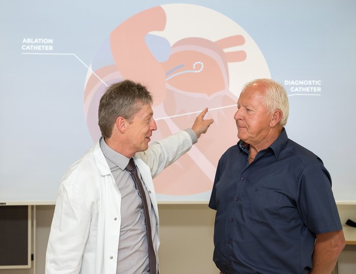 Prof. Pürerfellner mit einem Patienten bei der Pressekonferenz am 22.06.2018