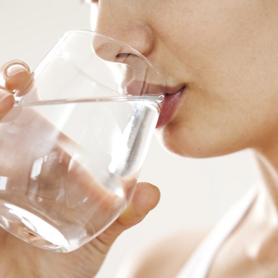 Patient trinkt Wasser um trockenen Mund zu befeuchten