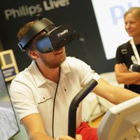 Mann mit VR Brille auf Hometrainer