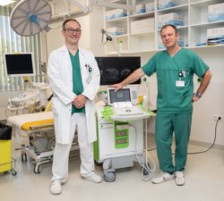 OA Dr. Andreas Gusenleitner (l.) und OA Dr. Ferdinand Luger mit dem Mikroultraschall-Gerät