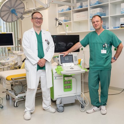 OA Dr. Andreas Gusenleitner (l.) und OA Dr. Ferdinand Luger mit dem Mikroultraschall-Gerät