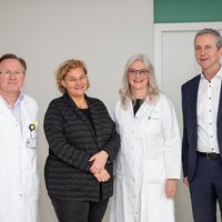 (v. l.) Dr. Michael Girschikofsky, Mag.a Dr.in Elisabeth Bräutigam, MBA; Prim.a Univ.-Prof.in Dr.in Petra Apfalter, DTMH; Dr. Stefan Meusburger, MSc.
