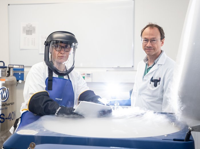 OA Priv.-Doz. Dr. Johannes Clausen und eine Mitarbeiterin vor dem Stickstofftank