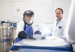 OA Priv.-Doz. Dr. Johannes Clausen und eine Mitarbeiterin vor dem Stickstofftank