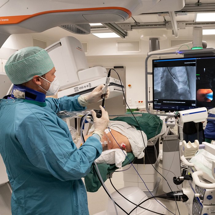 Prim. Priv.-Doz. Dr. Christopher Lambers bei der Durchführung einer Lungenspiegelung