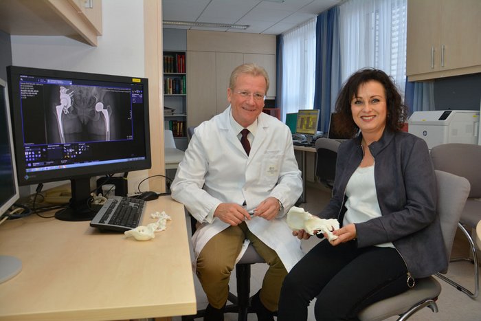 Prim. Dr. Hochreiter mit Patientin Manuela Fürtbauer