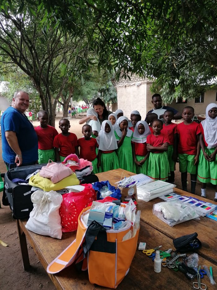 Erich Neumüller mit Verbandsmaterial in Mwabungu, Kenia