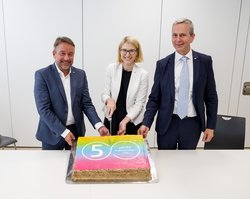 Die beiden Geschäftsführer der Ordensklinikum Linz GmbH MMag. Walter Kneidinger (l.) und Dr. Stefan Meusburger (r.) mit Landeshauptmann-Stellvertreterin Mag.a Christine Haberlander.