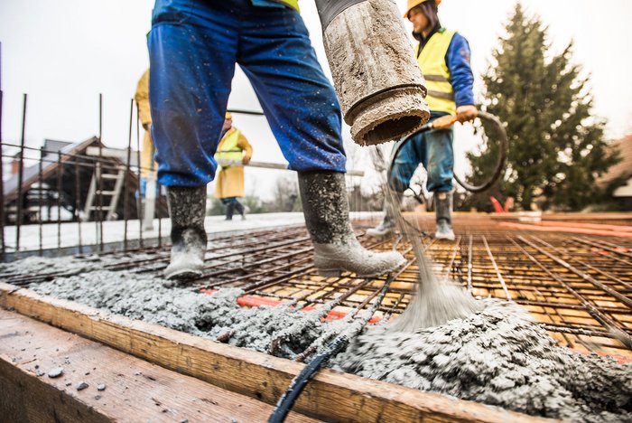 Bauarbeiter mit Zement und Stiefel