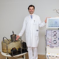 Herr Prim. Cejka mit alter und neuer Dialyse-Maschine