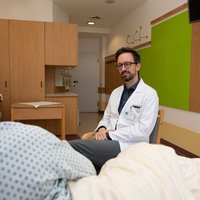 OA Dr. David Fuchs (Fotocredit: Ordensklinikum Linz) Patientengespräch auf der Palliativstation