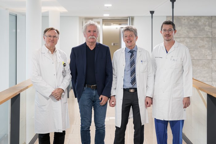 Am Bild (v.l.): Dr. Michael Girschikofsky, Ärztlicher Direktor am Ordensklinikum Linz Elisabethinen, Ferdinand Hirscher, Univ.-Prof. OA Dr. Helmut Pürerfellner und Prim. Priv.-Doz. DDr. Martin Martinek, MBA, FHRS, FESC, Leiter der Abteilung für Innere Medizin 2 - Kardiologie, Angiologie und Intensivmedizin.