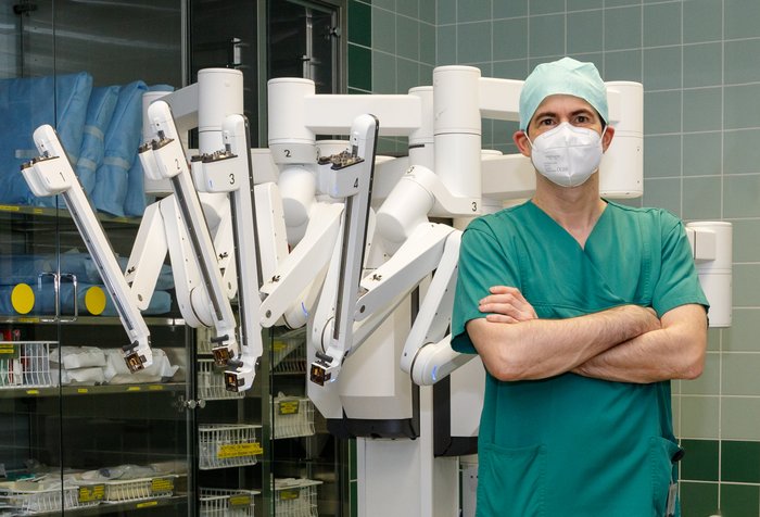 Foto (© Ordensklinikum Linz): Prim. Prof. Dr. Matthias Biebl mit dem DaVinci-Operationsroboter, Leiter der häuserübergreifenden Abteilung Chirurgie am Ordensklinikum Linz